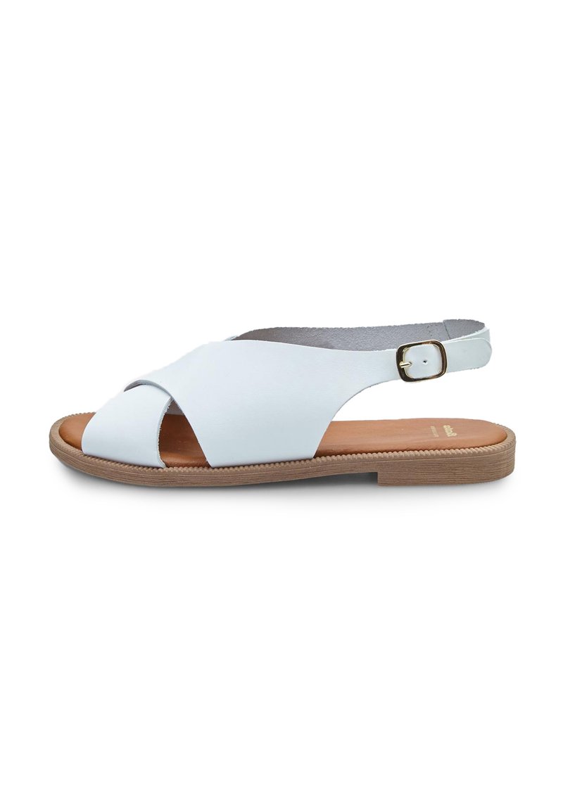Valkoinen nahkainen slingback-sandaali, jossa on ristikkäinen muotoilu, auki oleva varvas ja puinen pohja. Varressa on pieni säädettävä solki.