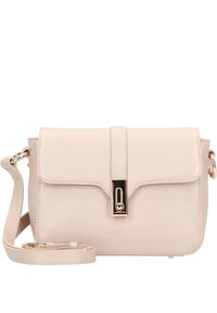 Borsa a tracolla in ecopelle beige con patta magnetica, hardware color oro e tracolla regolabile. Finitura testurizzata con dettaglio del logo.