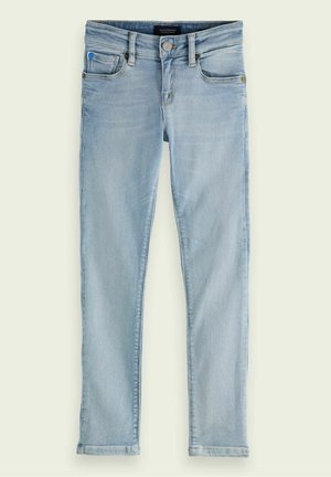 Jean slim bleu clair à cinq poches, fermeture à boutons et passants pour ceinture, posé à plat sur un fond clair.