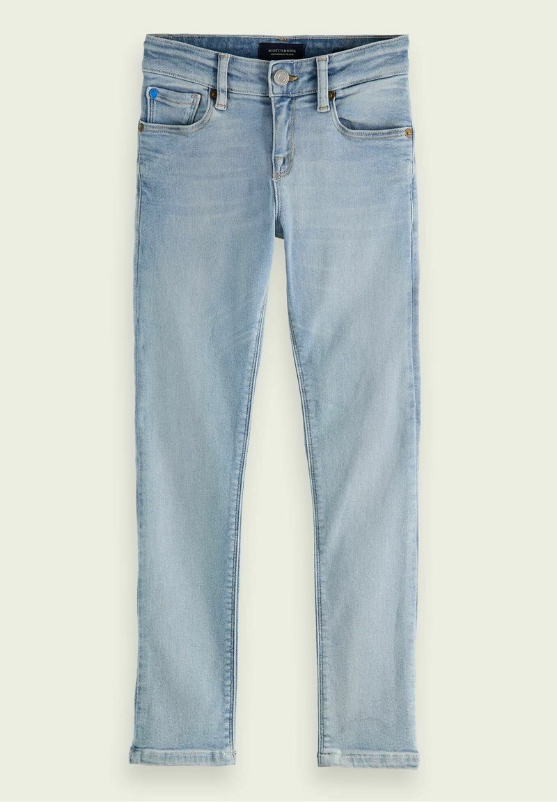 Jean slim bleu clair à cinq poches, fermeture à boutons et passants pour ceinture, posé à plat sur un fond clair.