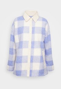 Fuzzy blauw-wit geruite jas met een crèmekleurige kraag, voorzien van een knoopsluiting en zijzakken. Gelaagd, gezellig materiaal.