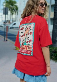 Next REGULAR FIT - FUN GRAPHIC TRIM DETAIL SHORT SLEEVE CREW NECK  - Triko s potiskem - red ibiza cherry