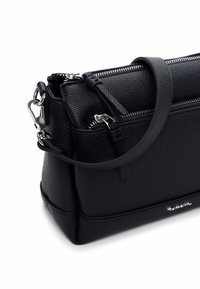 Czarna skórzana torebka o fakturowanej powierzchni, wyposażona w srebrne suwaki i metalowe elementy, odpinany pasek oraz prostokątny kształt.