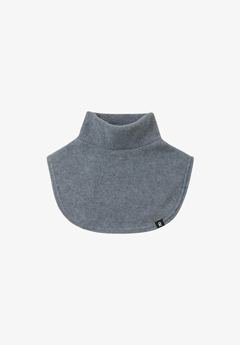 Szary polarowy kołnierz z wysokim dekoltem. Posiada zaokrąglony kształt oraz małą czarną metkę z logo z boku. Miękka tekstura.