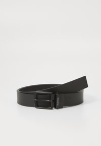 Μαύρη δερμάτινη ζώνη με λεία υφή, ορθογώνια μεταλλική αγκράφα και κομψό σχέδιο; διαθέτει ετικέτα μάρκας κοντά στην αγκράφα.