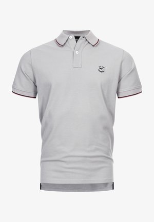 Ljusgrå polo skjorta med krage, två knappar och kontrasterande röd trim på kragen och ärmarna. Litet logotyp på bröstet.