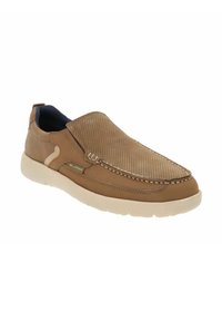 Zapato marrón tipo mocasín con parte superior de cuero texturizado, con perforaciones, costura contrastante y suela de goma de color claro.