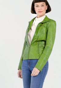 Groene leren jas met een getailleerd ontwerp, rits aan de voorkant en subtiele textuur. Beschikt over twee zijzakken en geribbelde accenten op de mouwen.