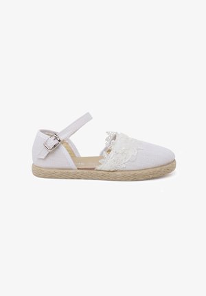 Weiße Espadrille mit einem strukturierten Obermaterial, Schnürdetails, verstellbarem Knöchelriemen und einer geflochtenen Jutesohle. Rundspitzendesign.