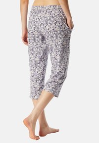 Lichte, cropped broek met een bloemenpatroon in paars en wit, met een elastische tailleband en zijzakken.
