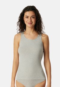 Graues Tanktop aus weichem Stoff mit rundem Ausschnitt und schmaler Passform, ausgestattet mit schmalen Trägern und einer glatten Textur.