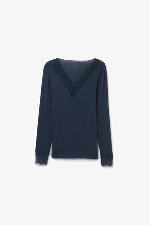 Chemise bleu marine à manches longues avec détails en dentelle sur l'encolure en V et les poignets.