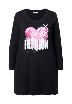 Schwarzes Langarmkleid mit einem pinken Herz-Graphic und dem Wort "FASHION" in fetten weißen Buchstaben. Weiches Material mit lockerer Passform.
