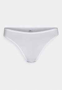 Bijela tange donje rublje izrađeno od mekanog pamuka. Ima glatku završnicu s tankim elastičnim pojasom i kontrastnim obrubom. Vidljiv M&S branding.