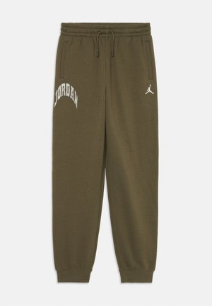 Olivengroene joggingbroek met elastische tailleband en boorden, zijzakken, "JORDAN" tekst op de linker dij en wit Jumpman-logo op de rechterheup.