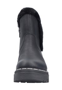 Czarny skórzany botek za kostkę z futrzanym kołnierzem, zamkiem błyskawicznym po boku, zaokrąglonym noskiem i teksturowaną gumową podeszwą. Prosty i funkcjonalny design.