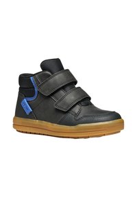 Scarpe alte nere con due cinturini in velcro, suola in gomma e dettagli blu. Realizzate in materiali in pelle e tessuto.