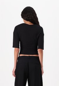 Gina Tricot SOFT TOUCH RUCHED TEE - Jednoduché tričko - black