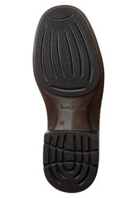 Suela de un zapato marrón con patrones de agarre texturizados en negro y "Josef Seibel 41" grabado en la zona del arco.
