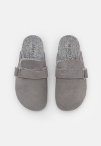 Paire de chaussons slip-on en daim gris avec des sangles ajustables et une doublure intérieure douce, marqués du logo "Marc O'Polo" sur les semelles intérieures et les sangles.