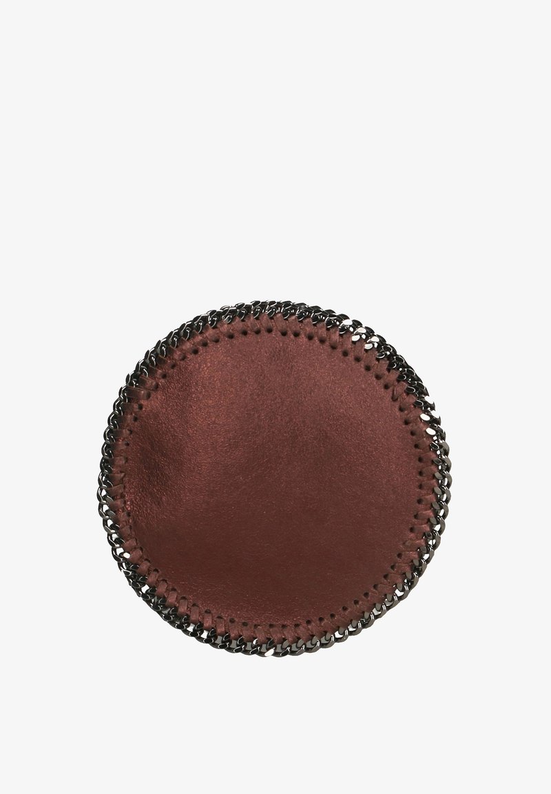 Sacchetto rotondo in pelle di un profondo rosso con finitura testurizzata, caratterizzato da una cucitura a catena nera lungo il bordo per un tocco di dettaglio in più.