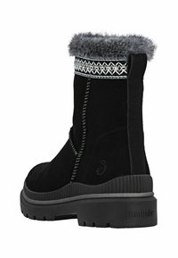 Botas de tobillo de ante negro con un cuello de piel, detalles bordados y una suela de goma gruesa. Presentan un logotipo en la parte trasera y costuras en contraste.
