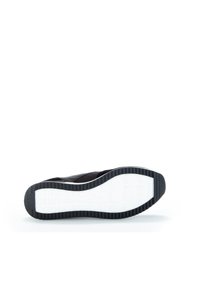 Černé tenisky s hladkým svrškem, gumovou podešví a bílou mezipodešví. Mají texturovanou, vzorovanou podešev pro lepší grip.