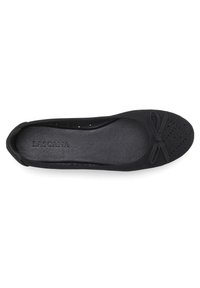 Schwarze Ballettschuhe mit durchbrochenem Design, Schleifenakzent und strukturiertem Fußbett. Glattes Material mit runder Zehe und niedrigem Profil.