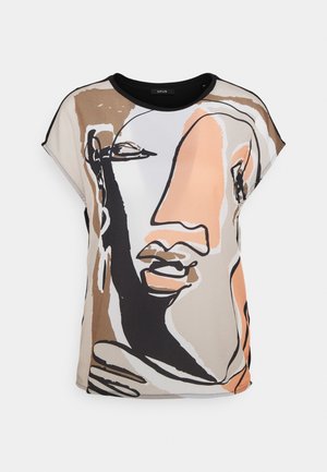 Blusa de manga corta en tejido ligero con un diseño de rostro abstracto en tonos neutros de beige, marrón y negro, con un cuello negro.