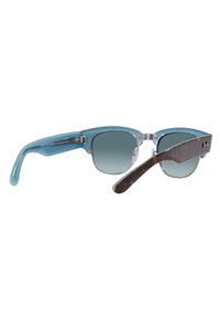 Un paio di occhiali da sole con montatura in plastica blu, lenti rettangolari e un motivo tartarugato sulle astine. Accenti in metallo inclusi.