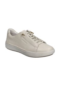 Zapatilla de piel blanca con un acabado suave, punta redonda y diseño minimalista. Presenta ojetes en dorado claro y una suela de goma texturizada.