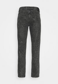 Pantalones vaqueros ajustados negros, hechos de denim, con una textura desgastada, dos bolsillos traseros y una cinturilla estándar.