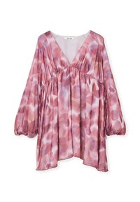 Let bluse i lyserød med en akvarel blomstermønster, V-hals, ballonærmer og rynket detalje ved taljen.