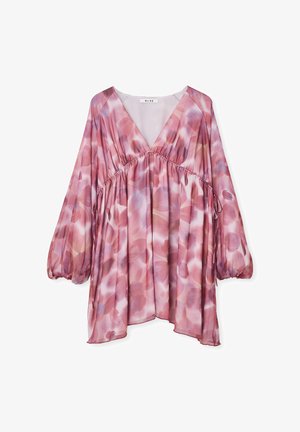 Blusa leggera e fluida in rosa con motivo floreale ad acquerello, scollatura a V, maniche a palloncino e dettaglio arricciato in vita.
