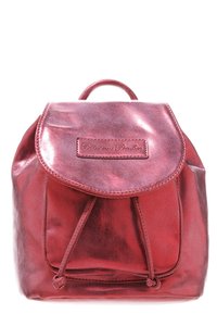 Metallisk röd läderryggsäck med ett rundat lock, snörstängning, framficka och ett handtag för bärning.