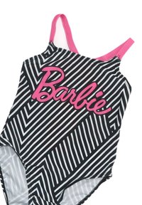 Costume da bagno a righe bianche e nere con accenti rosa e la parola "Barbie" in evidenza in bold rosa.
