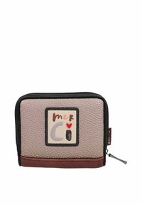 Cartera de cuero texturizado rosa con cremallera negra, que presenta un parche decorativo con el texto "mer C" y un diseño de corazón. Con un acento de base marrón.