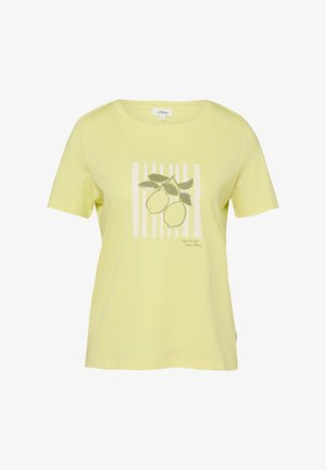 Lichtgele T-shirt met korte mouwen, voorzijde bedrukt met twee citroenen aan bladeren en witte verticale strepen, en de tekst "squeeze the day."