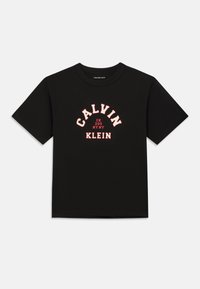 Μαύρη βαμβακερή μπλούζα T-shirt με κοντά μανίκια, με γραφικό άσπρου και κόκκινου χρώματος «CALVIN KLEIN» και μικρότερο κείμενο «CK 205 NY NY» στο κέντρο.