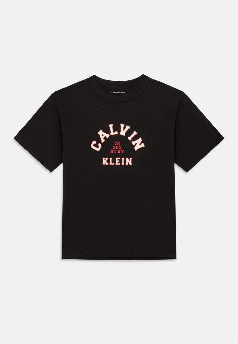Μαύρη βαμβακερή μπλούζα T-shirt με κοντά μανίκια, με γραφικό άσπρου και κόκκινου χρώματος «CALVIN KLEIN» και μικρότερο κείμενο «CK 205 NY NY» στο κέντρο.