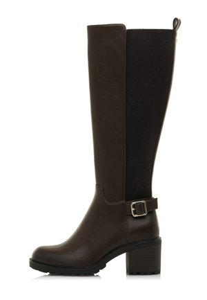 Braune kniehohe Stiefel mit einer glatten Lederfront und einem elastischen Stoff hinten. Verfügt über einen Riemen mit Schnalle und einen Blockabsatz mit strukturiertem Boden.