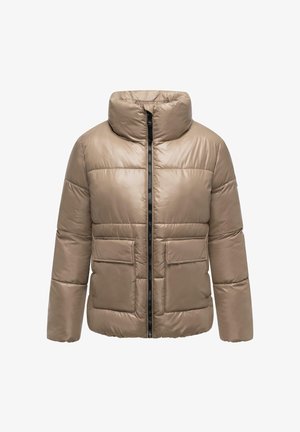 Chaqueta acolchada beige con cuello alto, cierre delantero, dos grandes bolsillos de parche y diseño acolchado con una textura suave y brillante.