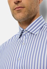 Hellblau und weiß gestreiftes Hemd mit Button-Down-Kragen, aus glattem Stoff und kleinen weißen Knöpfen.