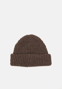 Hnědý pletený beanie s žebrovanou texturou a zatočeným manžetou. Vyrobeno z měkkého materiálu, s kulatou korunou.