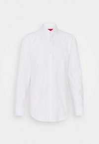 Camicia bianca da uomo in cotone con maniche lunghe, colletto con bottoni e orlo arrotondato. Presenta bottoni chiari e un accento rosso all'interno del colletto.