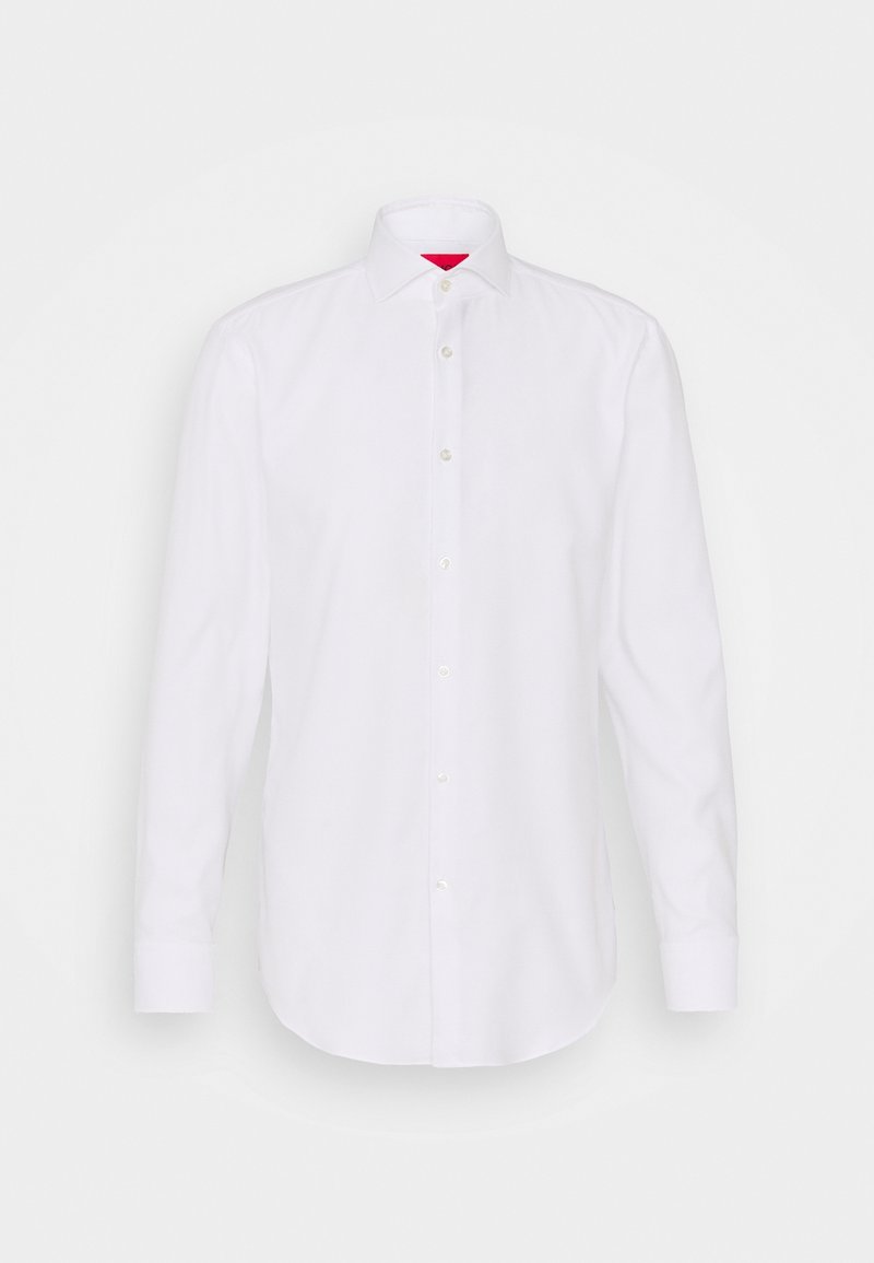 Camicia bianca da uomo in cotone con maniche lunghe, colletto con bottoni e orlo arrotondato. Presenta bottoni chiari e un accento rosso all'interno del colletto.