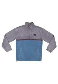 Sivý kordový a modrý fleece pulóver so zipsovým výstrihom, dvoma prednými vreckami a červeným vzorovaným pásom cez hruď. Štítok na ľavej hornej strane.