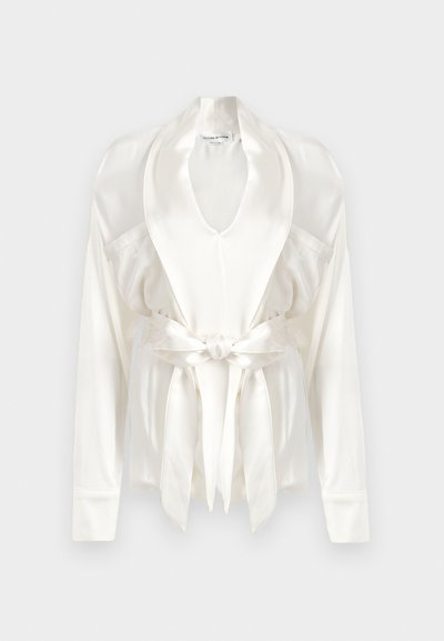 Raso bianco con colletto a scialle, maniche lunghe e cintura in vita. Tessuto liscio con una leggera lucentezza e tasche laterali.