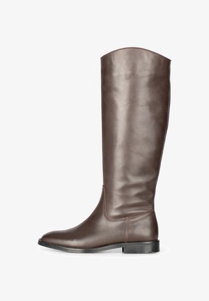 Stivale marrone in pelle fino al ginocchio con punta arrotondata, texture liscia e tacco basso nero. Presenta cuciture minime lungo le giunture.