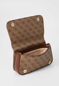 Guess MIETTA FLAP SHOULDER BAG - Borsa a tracolla - latte/brown